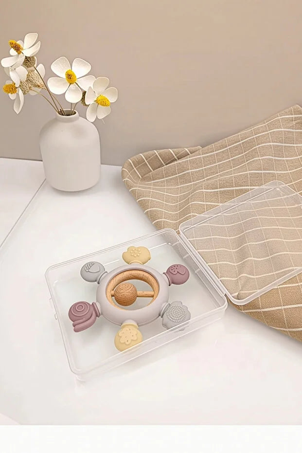 Yummy Çıngıraklı Bebek Diş Kaşıyıcı – %100 Güvenli Silikon, Organik & Ağrısız Diş Çıkarma (0–12 Ay)