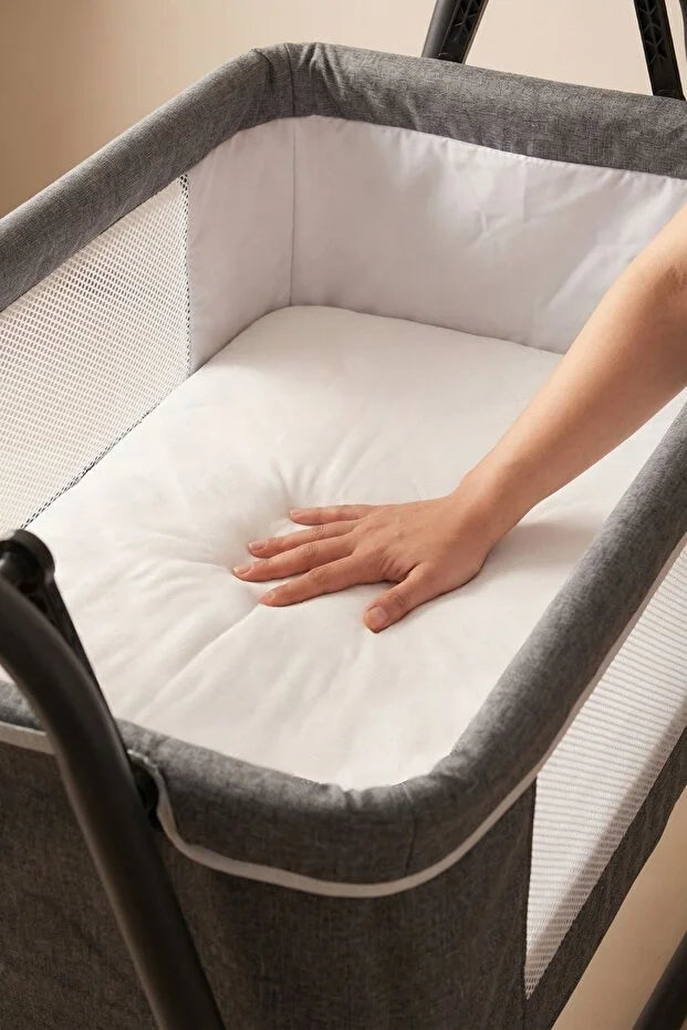 Neones Anne Yanı Sepet Beşik - Kalın Yataklı, Sallanır, Tenteli ve Cibinlikli Portatif Bebek Beşiği - Kahverengi