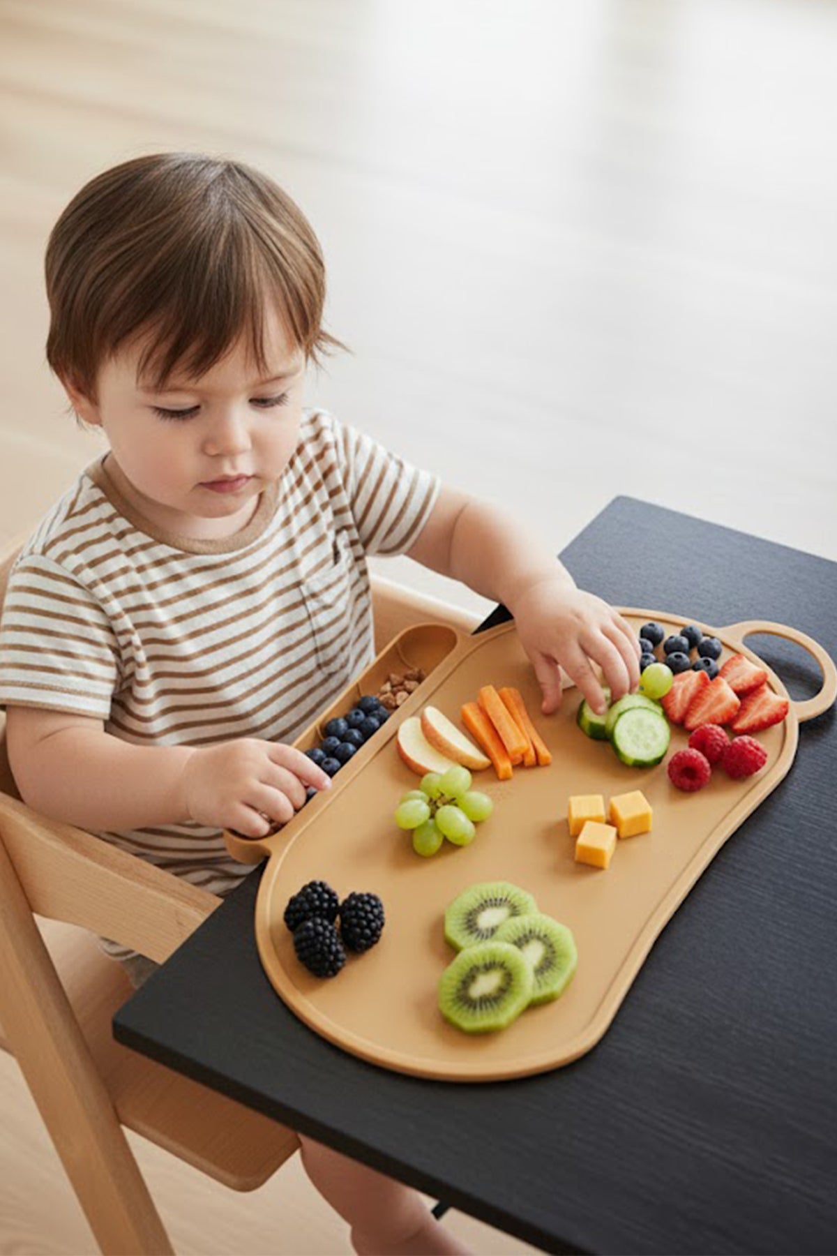 NoSpill BLW Beslenme Matı – Kaymaz, Dökülmez, Silikon Bebek Yemek Servisi Katlanabilir & Taşınabilir Bej
